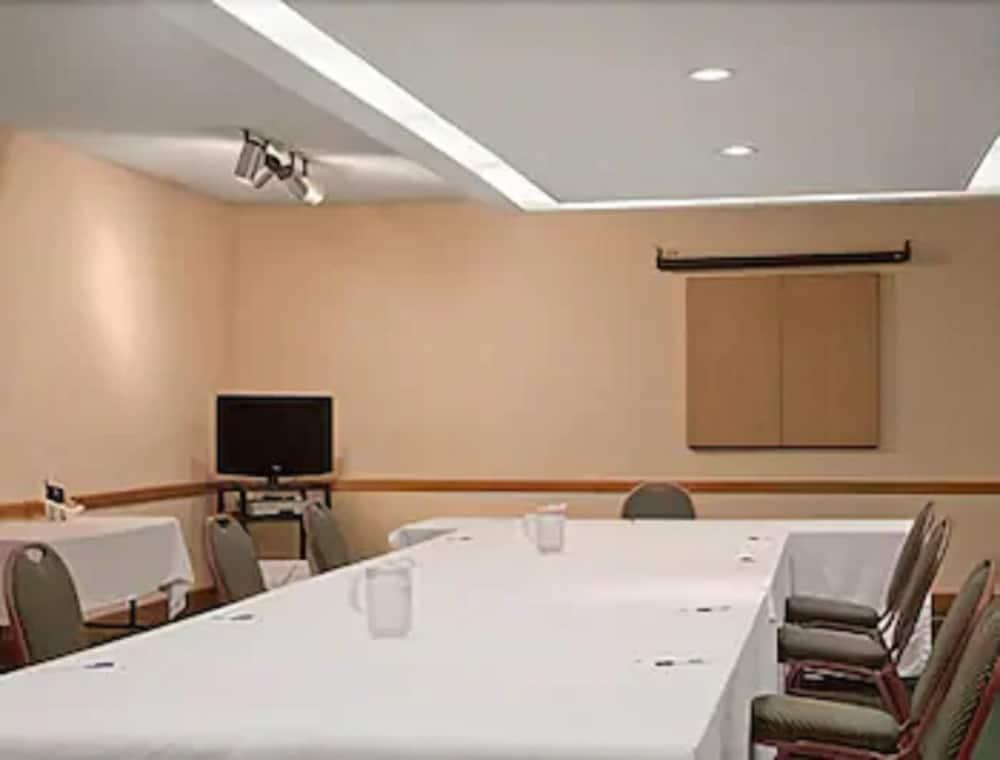 Travelodge By Wyndham Chatham Екстер'єр фото